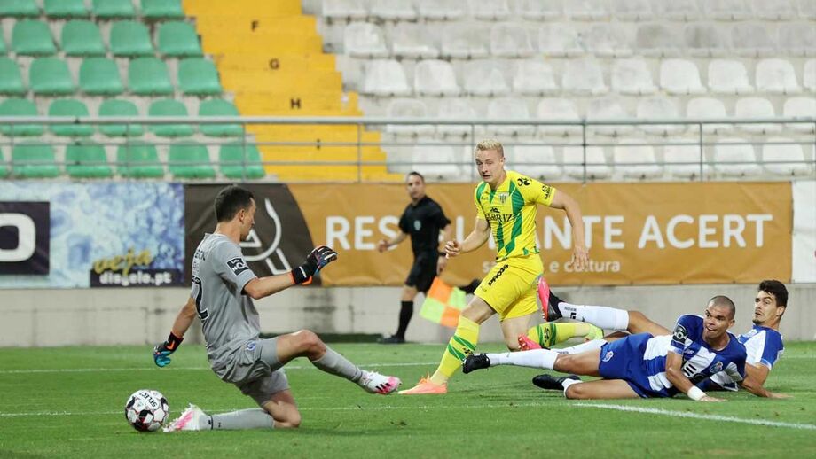 A crónica do Tondela-FC Porto (1-3): champanhe gelado no cofre