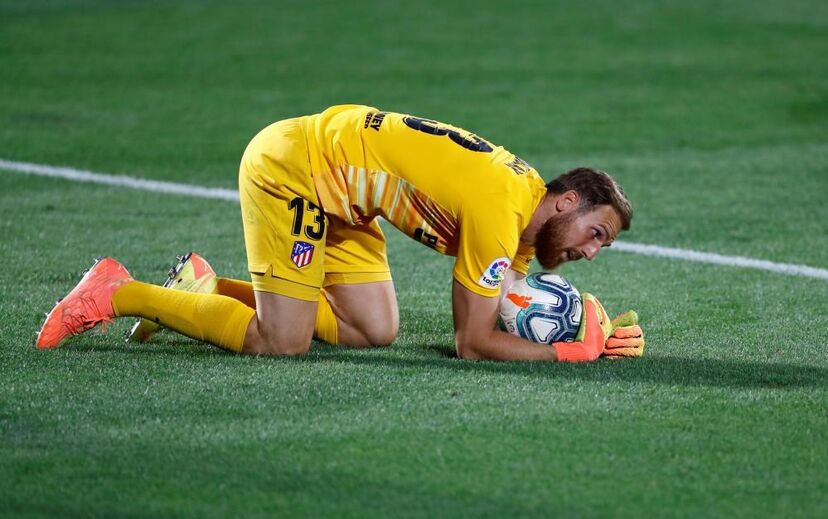 Jan Oblak continua a ser a opção prioritária para substituir Kepa na baliza