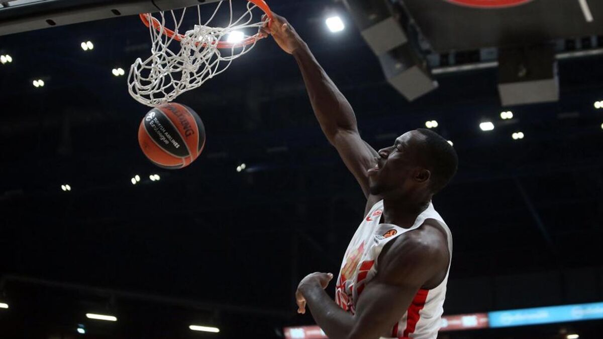 Michael Ojo: Jogador de basquete que morreu de ataque cardíaco teve  covid-19 antes, diz dirigente