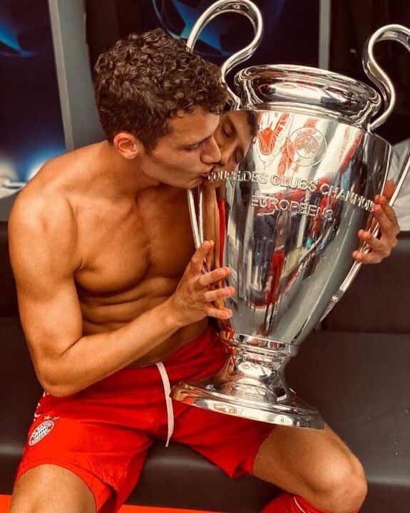 E agora em agosto, junto da taça da Champions nos balneários do Estádio da Luz