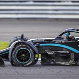 A 230 km/h com um pneu furado: Mercedes revela incríveis dados da última volta de Hamilton