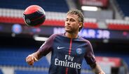Neymar - Chegou do Santos em 2013 por 88 milhões de euros. Saiu em 2017 para o PSG numa transferência recorde de 222 milhões.