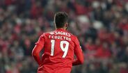 As águias tentam encontrar uma solução para o futuro do argentino, mas não será fácil. O jogador, contratado em 2018/19 depois de terminar contrato com o Shakhtar Donetsk, da Ucrânia, tem um salário de 2 milhões de euros líquidos e até agora tem recusado algumas ofertas.