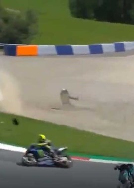 Acidente espetacular marca corrida de MotoGP; pilotos e motos voaram como  bólidos no autódromo da Áustria (vídeo) - Brasil 247