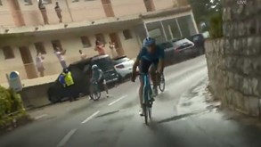 Tour: Líder da Astana perde controlo da bicicleta e só pára contra um poste 