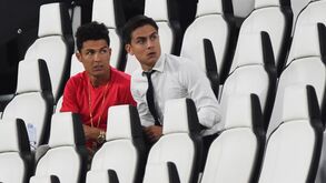 Cristiano Ronaldo termina campeonato na bancada ao lado de Dybala