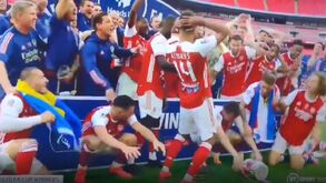 Protagonista até nos festejos: o momento em que Aubameyang deixa cair a Taça de Inglaterra