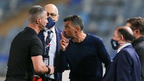 Expulsão de Sérgio Conceição: treinador ficou furioso e partiu para cima do 4.º árbitro de dedo em riste