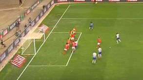 Erro tremendo de Vlachodimos permite ao FC Porto marcar