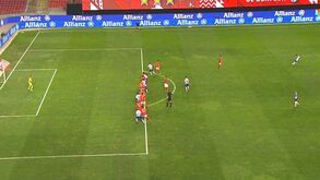 Mbemba surgiu sem marcação e fez o segundo golo do FC Porto ao Benfica