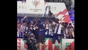 O levantar do troféu e o abraço sentido de Sérgio Conceição e Iker Casillas