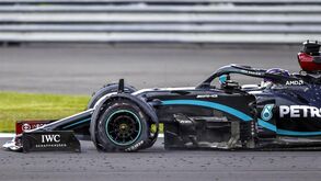 A 230 km/h com um pneu furado: Mercedes revela incríveis dados da última volta de Hamilton