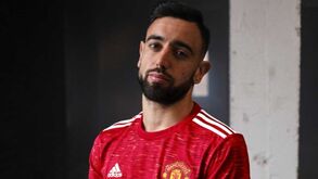 Manchester United apresenta equipamento principal para 2020/21
