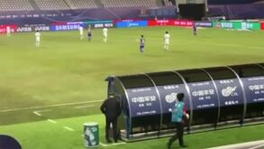 Insólito na China: a equipa estava a jogar tão mal que Rafa Benítez... até virou costas ao jogo