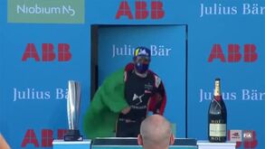 Escorregou e marcou um golaço a... 30 metros da baliza