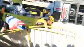 Em dia de Natal, Pjanic perdeu a cabeça e deu... uma patada no peito a adversário