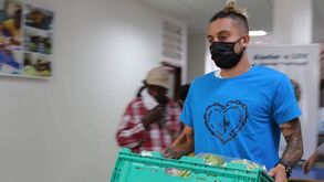 Alex Telles faz voluntariado na Legião da Boa Vontade e surpreende famílias apoiadas