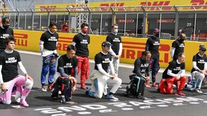 Carlos Sainz 'responde' às acusações de Hamilton: «Sou livre de não me ajoelhar»