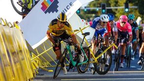 Jakobsen sai do coma induzido e tem condição 