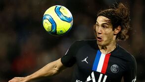 Cavani aceita proposta de três anos do Benfica