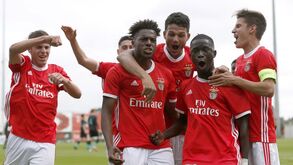 Talentos da formação do Benfica vão mostrar-se a Jesus 