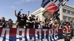 Neymar e companhia receberam apoio dos adeptos antes do embarque para Faro