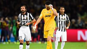 Buffon felicita Pirlo e questiona: «Então a partir de agora vou ter de te chamar Mister?»