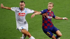 De Jong e o doloroso motivo para defrontar o Nápoles com ligadura na mão