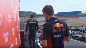 Hamilton 'roubou' troféu do GP da Grã-Bretanha a Max Verstappen