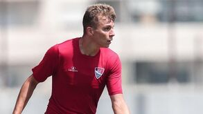 Alex Pinto chega para a direita da defesa do Farense 