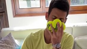 Djokovic já tinha saudades do cheirinho das bolas novas