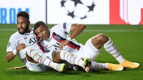 PSG volta às 'meias' da Champions 25 anos depois: a festa francesa no relvado da Luz