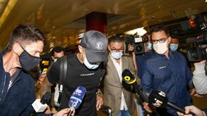 As imagens da chegada de Everton Cebolinha a Lisboa