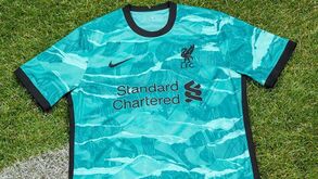 Liverpool apresenta equipamento alternativo para 2020/21