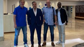 César Boaventura tira foto com o pai de Waldschmidt 