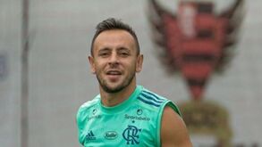 Rafinha tentado a deixar Flamengo e a reforçar Olympiacos de Pedro Martins