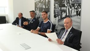 Ao lado de Pinto da Costa e Vítor Baía: FC Porto apresenta novo guarda-redes