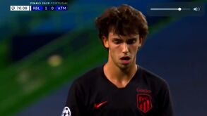 João Félix em grande no Atlético: sofre penálti após grande jogada e marca o empate
