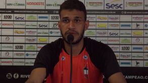 Avançado atrapalha-se durante apresentação: tenta explicar que é veloz mas 'trava a fundo'