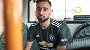 Manchester United apresenta equipamento alternativo para 2020/21