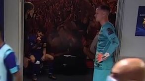 Barcelona estava a ser goleado e esta era a postura de Messi no balneário da equipa