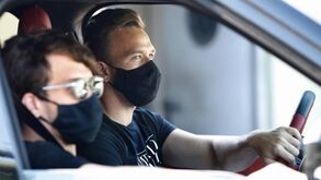 Arthur protagoniza novo escândalo: acusa álcool após bater com Ferrari em semáforo