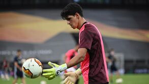 Bono: o guarda-redes sem agente que passou de alvo de gozo a herói no Sevilha