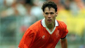 Não foi Deus mas fez muitos ajoelharem-se: Van Basten e a despedida precoce há 25 anos