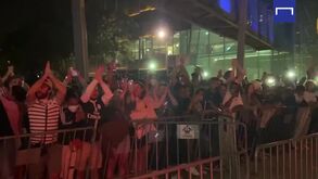 Dezenas de adeptos do PSG junto ao hotel para aplaudir a equipa