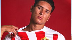 Darwin Nuñez apresenta equipamentos do Almería para 2020/21