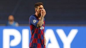 Leo Messi com um pé fora do Barcelona