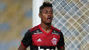 Bruno Henrique à mesa mas longe do Benfica 
