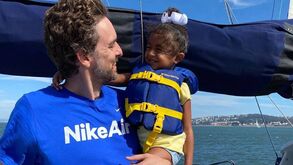 Pau Gasol leva família de Kobe Bryant a dar um passeio de barco
