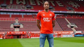 Twente oficializa contratação de Ebuehi por empréstimo